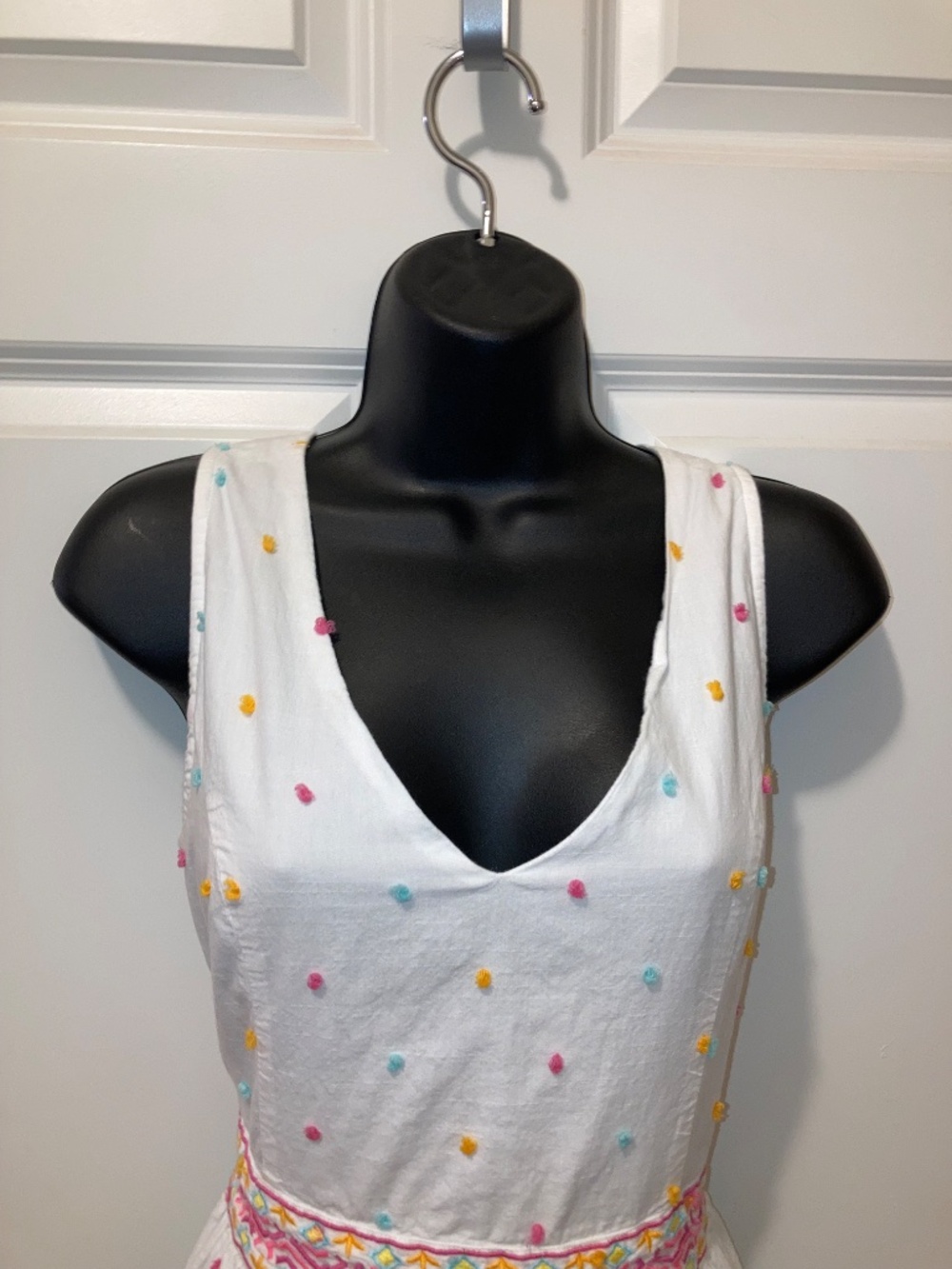 Crown & ivy White Sleeveless Maxi Dress with Colorful Embroidery - Size: 10 - Picture 6 of 13